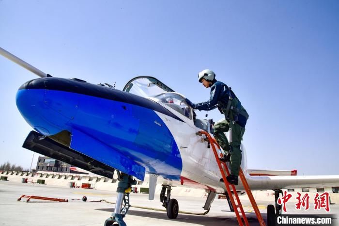 空军西安飞行学院某旅组织目视课目单飞训练