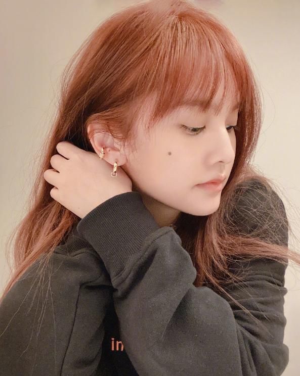 发色|杨丞琳穿搭日系小清新，发色搭配服装更亮眼，造型又甜又盐