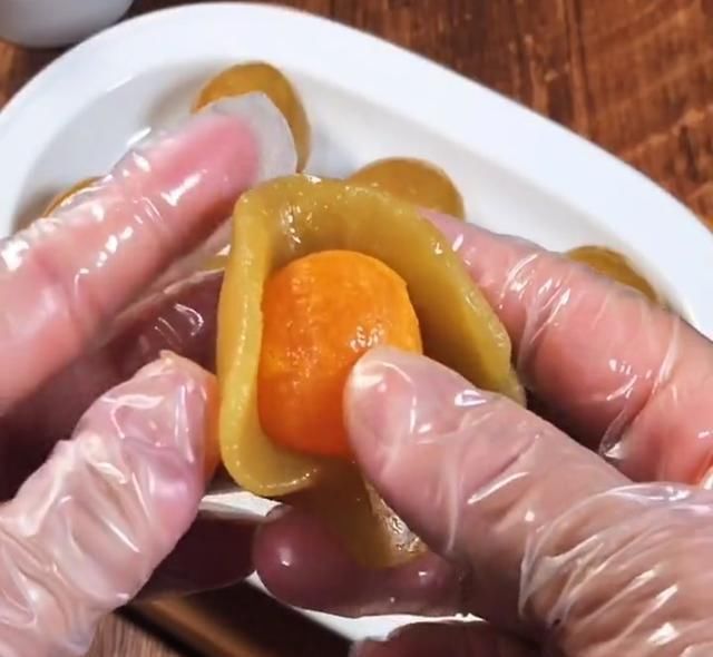 香甜|广式莲蓉蛋黄月饼详细做法,无任何添加剂,香甜回油不开裂