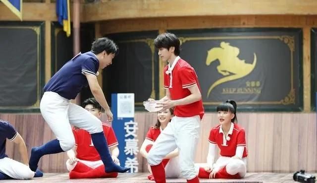 锅菜兄弟|蔡徐坤郭麒麟搞笑拌嘴,《奔跑吧兄弟》变“互怼吧兄弟”?