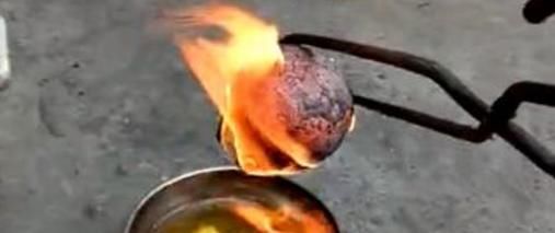 接下来|男子将烧红的铁球放进热油锅中，接下来的这幕，网友看了直想笑