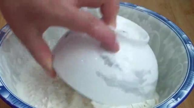  好吃|洋葱别凉拌，学会这种吃法，鲜香味美又多汁，出锅比包子好吃！