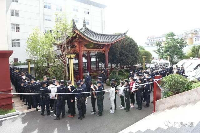 领导|陆良法院公开开庭审理贺某等41人涉嫌犯组织、领导传销活动、非法拘禁、抢劫案