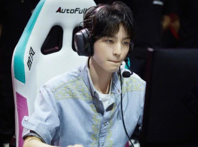  王俊凯|LOL九周年举办明星表演赛，周杰伦的行为引起网友不满，容易招黑