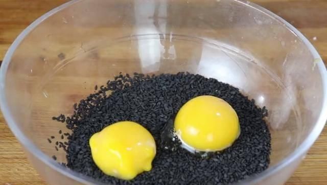  打入|黑芝麻打入2个鸡蛋，简单一做，孩子三天两头点名吃，百吃不厌
