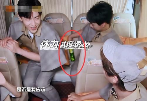  嘉宾|邓伦上车时，郭麒麟这个偷偷的动作，是对嘉宾最大的尊重