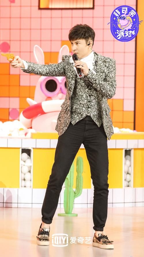  谢可寅|THE9迷惑行为大赏 刘雨昕尝试网兜套头谢可寅解锁倒骑牛