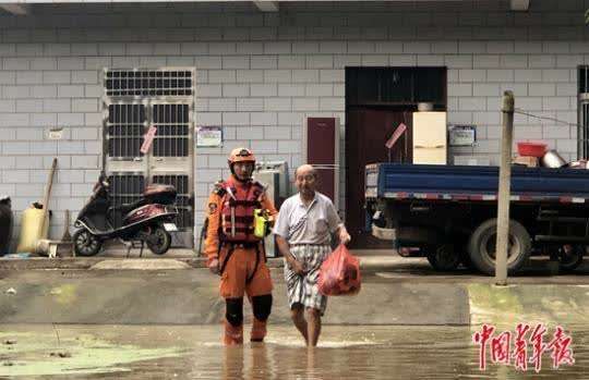 有人|他们追着洪水跑：没人愿冒险，但有些事必须有人做