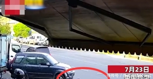  来回|黑狗躺在路上，被男子开车来回辗压狠踹，一旁同伴急得狂吠打转！