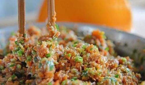  导致|拌肉饺子馅，这味料不要放！不少人习惯放，导致饺子不香，有怪味