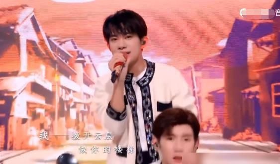 演唱会|TFBOYS七周年演唱会看点：王俊凯与女生牵手跳舞，千玺频频笑场