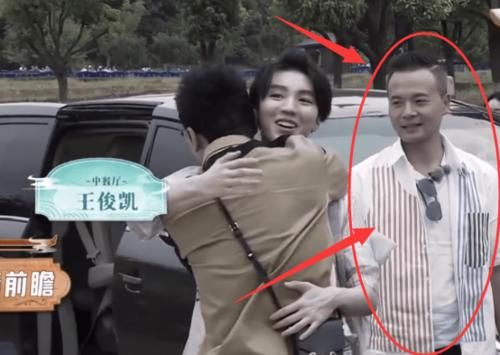  眼神|王俊凯录《中餐厅》，当他和黄晓明拥抱，谁注意到了林大厨：被眼神“出卖”