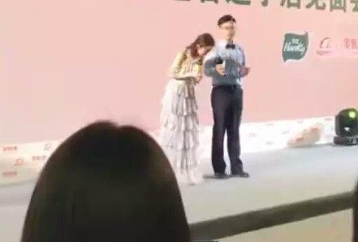  嗓子|明星演出时话筒没声音，吴亦凡，千玺扯着嗓子唱，蔡徐坤太机智！