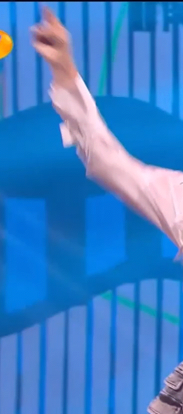  芒果|王霏霏芒果夜下楼梯摔跟头，站起来坚持表演，事后回应未伤筋动骨