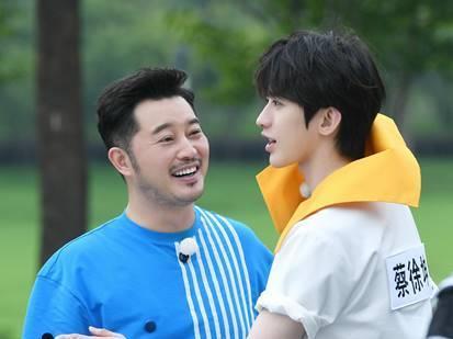 依旧|跑男结束后蔡徐坤沙溢感情依旧,沙溢综艺中跳蔡徐坤《情人》