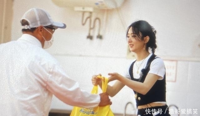 超越|《中餐厅》晒杀青照,赵丽颖绝对C位,而粉丝们却在找杨超越