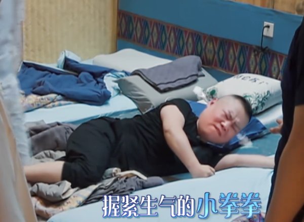  欺软怕硬|黄磊欺软怕硬？巴图和岳云鹏做客蘑菇屋，一个干活，一个睡觉