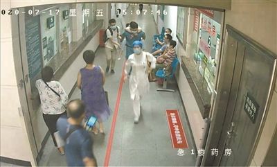 发病|急！患者诊室内突然发病 赞！医生抱她跑下四层楼