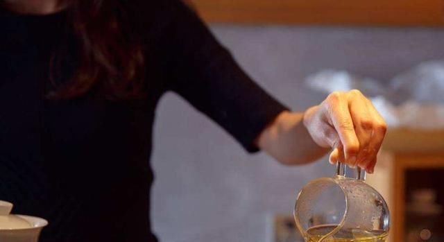  熬夜|夏季遇到这种茶，我直接就买2斤，排毒也养颜，熬夜人群喝更好