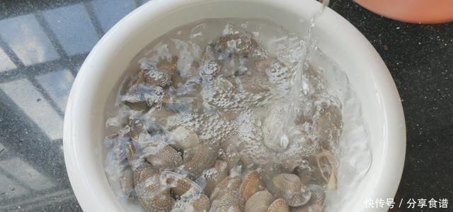  不炸|看看客家人怎么吃，不煎不炸，出锅3斤鸡肉加1斤花甲带汁吃光光