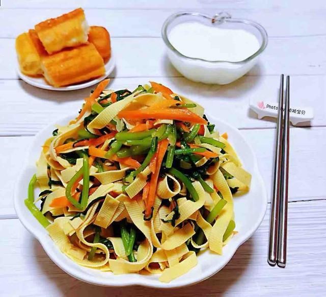  叶茼蒿|8月，遇上这蔬菜别手软，3块买一把，失眠的人多吃，夜里睡得香