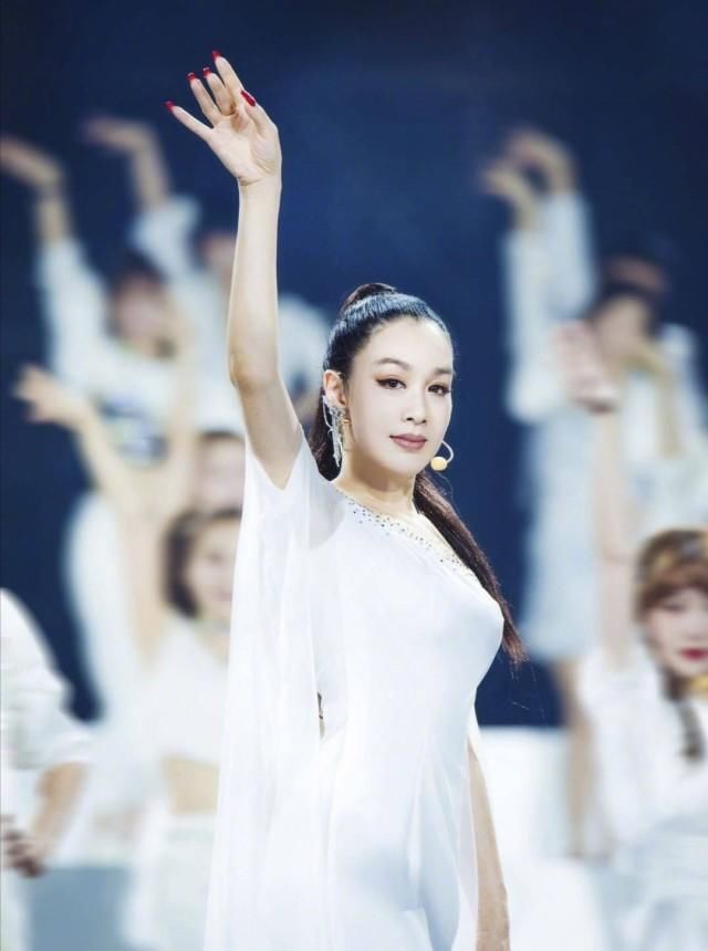  组全|乘风破浪的姐姐二公淘汰名单：黄圣依组全晋级，4人出局引热议