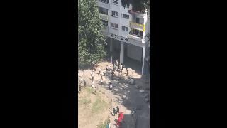  逃生|快跳楼!公寓失火两男童滚滚黑烟窗口逃生 视频曝路人徒手全接住