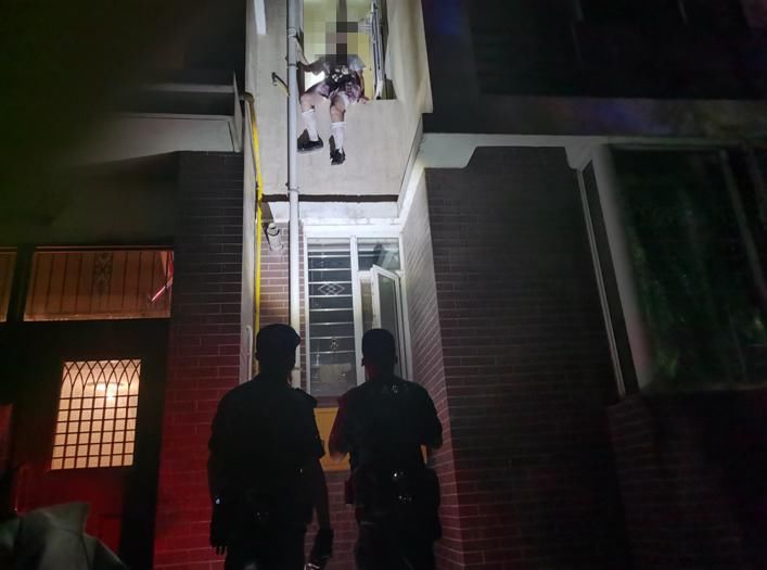  分钟|9分钟 他们搭“人梯”救下妙龄少女