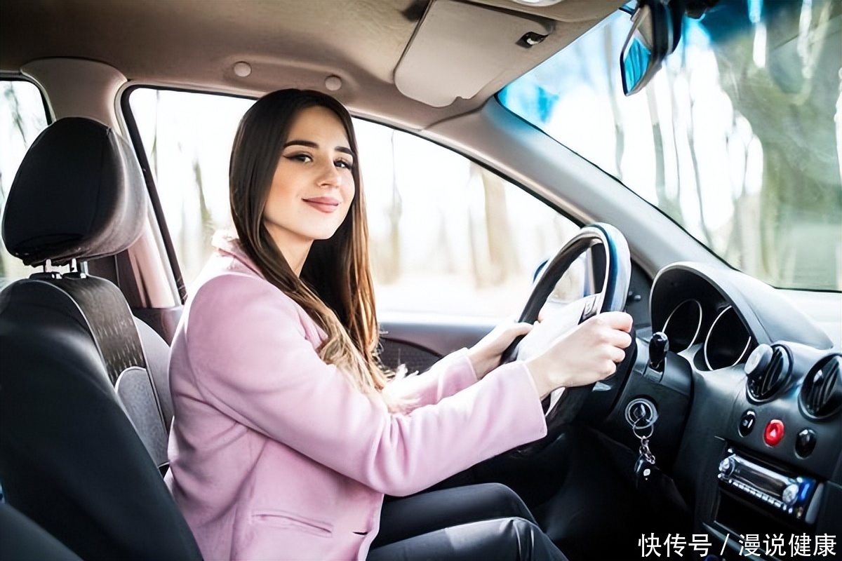 车辆暴晒会导致车辆自燃吗(经过太阳暴晒的汽车，为何会起火？这种物品，万万不可放在车内)