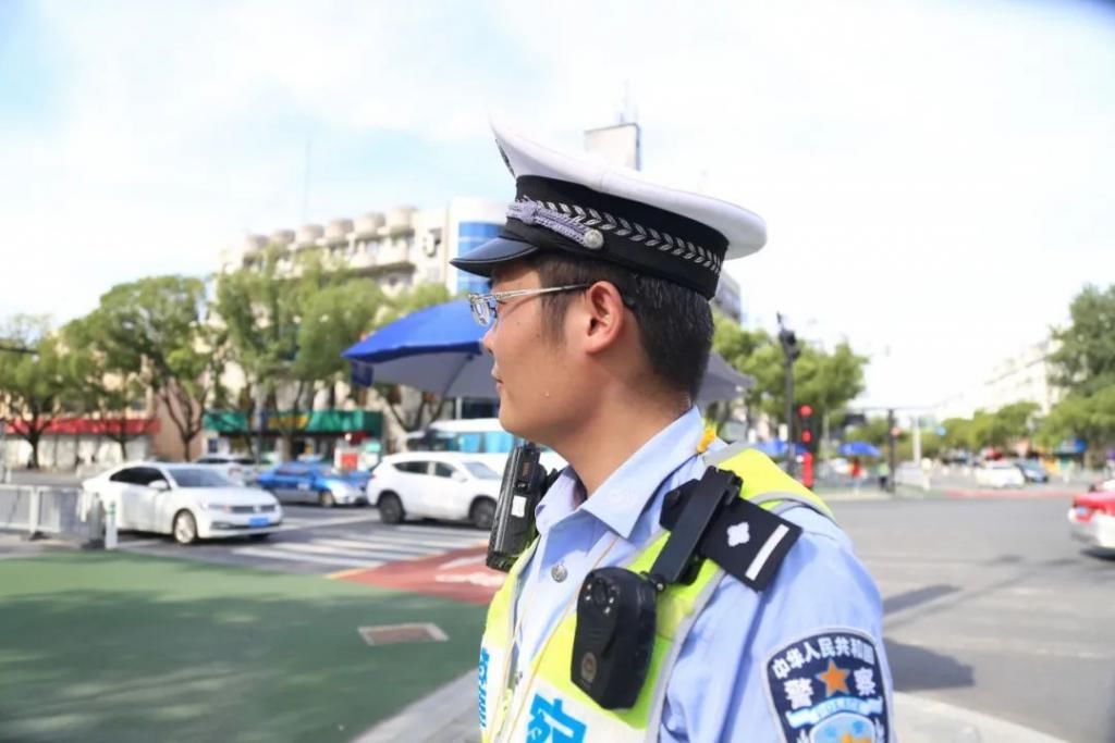 柯城交警大|创文有你 文明有礼 | 柯城交警烈日下坚守创文一线