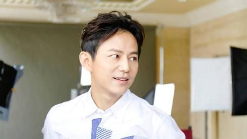  众人|节目当中为何总是何炅开车？知道原因后，众人心头一紧！