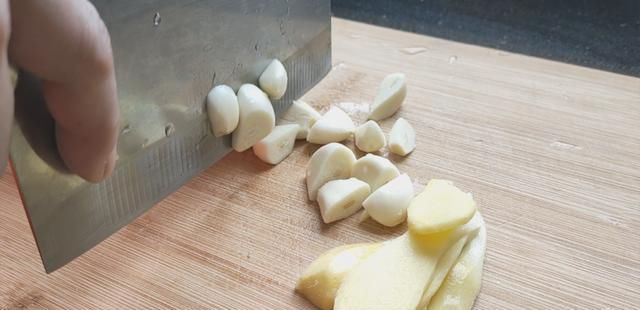  搭配|以后待客，鸭肉有新吃法了，普通食材搭配一锅，一开锅盖流口水了