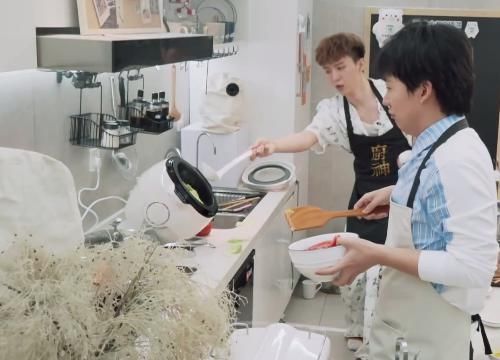  爱豆|郭麒麟做饭火烧厨房时，谁注意一旁范丞丞的反应？哪还像个爱豆