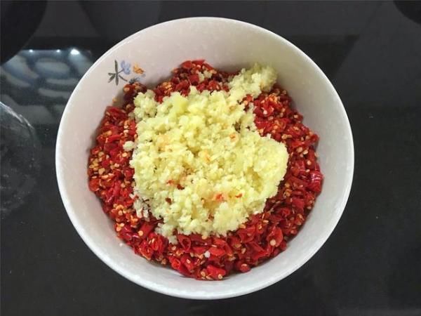  高度白酒|剁辣椒最简单的做法，配方比例告诉你，香辣无添加，放一年都不坏