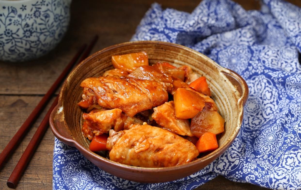 好吃|鸡翅蔬菜一锅焖,鲜嫩入味有营养,简单三步就上桌,好吃到吮手指