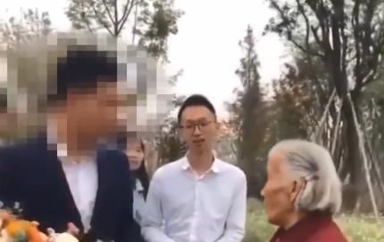 新人|新人结婚遇见老人“抢红包”，不给红包还不让走，老人：一个不够