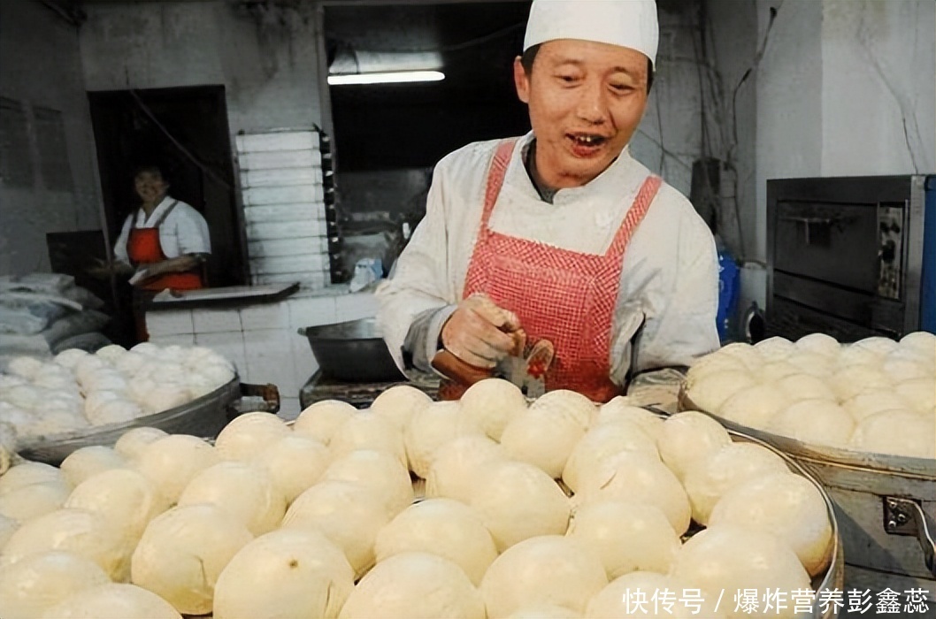 传言：面粉中加了很多添加剂，还能继续吃吗？小心这种面粉