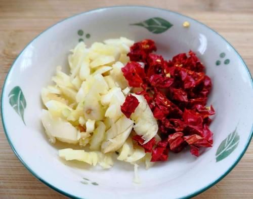  最该|孩子最该吃的不是排骨，而是它，隔天炒一盘，个头长得高，身体棒