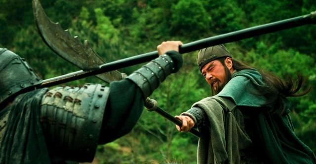  董卓|讨伐董卓时，除了关羽，当时还有谁可以斩华雄？马超可以吗？