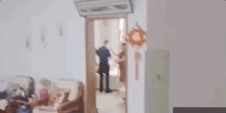 落泪|新娘刚被接走，娘家人这一幕让人落泪…