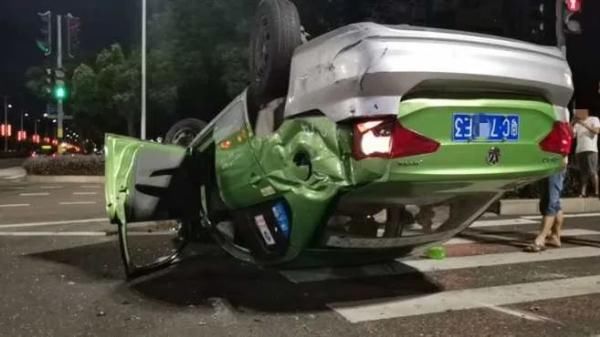  梁师傅|珠海夫妇凌晨打的回家，睡梦中撞上奥迪连翻两圈！是它救了两命！