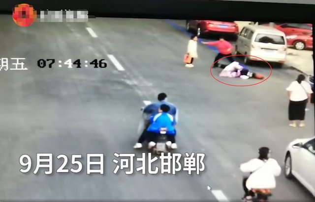 曝光|女子当街遭前男友驾车碾压，路人冒险出手将其救下，监控曝光