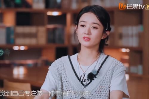  赵丽颖|《中餐厅》一群人开会，谁注意赵丽颖的座位？是不是团宠一目了然