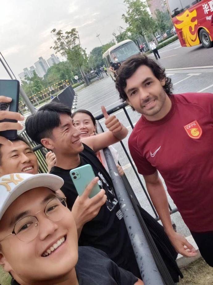 警告|口头警告?高拉特给足协出了一道难题,对比CBA赵睿处罚太不人性