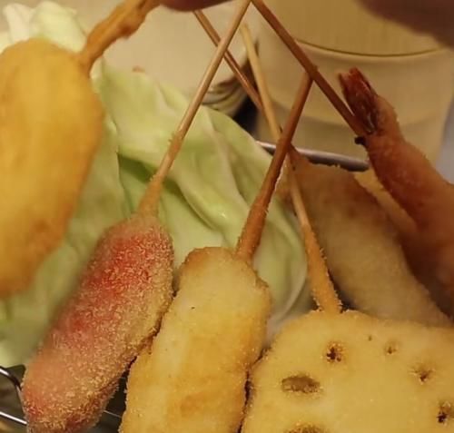 街头|见识下日式街头炸串,无论是蔬菜和肉全都有,酱料还特别丰富