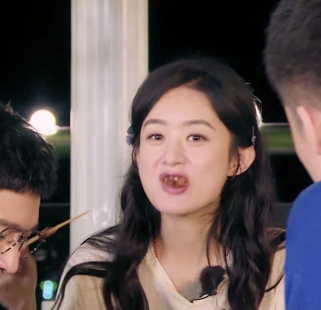 吃相|赵丽颖又不顾吃相了?大口吃肉加面条配可乐,几块钱的零食太抢镜