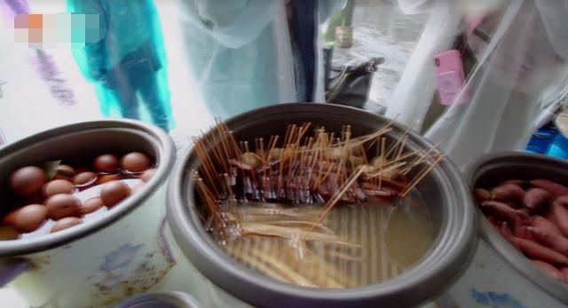  路边摊|THE9许佳琪谢可寅下雨天吃路边摊，价格出乎意料，我没听错吧？