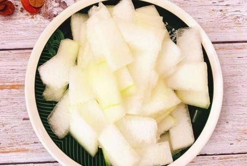  鲜美|8月冬瓜正当季，和鱼头搭配，营养美味汤汁鲜美，孩子们也超喜欢