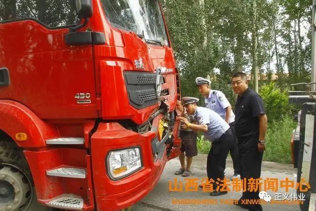 交警|雨中罐车滑入路沟交警及时救援