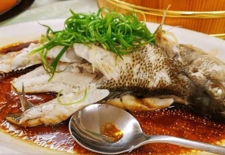  做法|清蒸鱼，放盐还是放生抽？都不对，教你正确做法，鱼肉鲜嫩还不腥